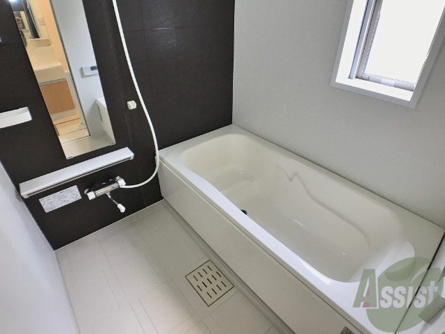 バス・シャワールーム　浴室はゆったりと浸かれるサイズ感になっていますね。