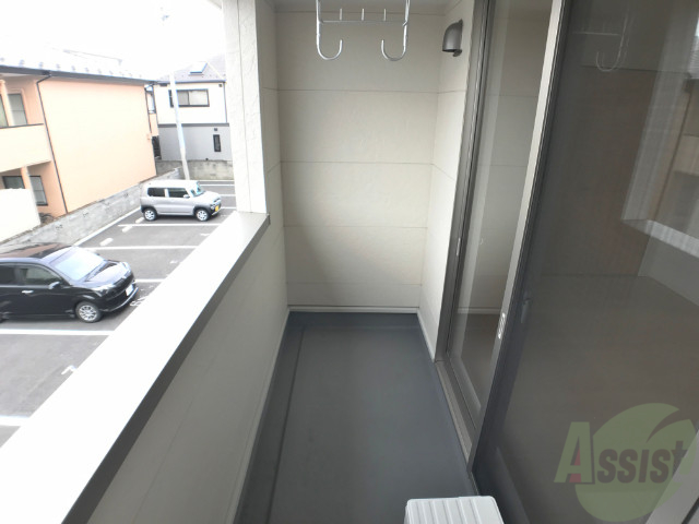 バルコニー　バルコニーは日当たりも良いので洗濯物もよく乾きそうですね。