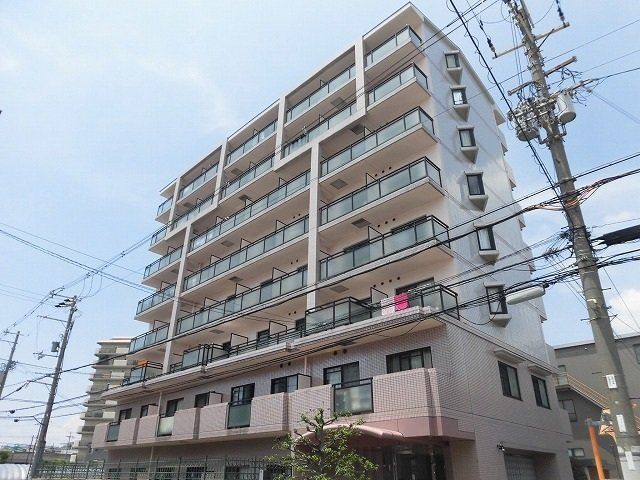 建物外観　鉄筋コンクリート造の８階建てです。H27年外壁・共用部塗装済