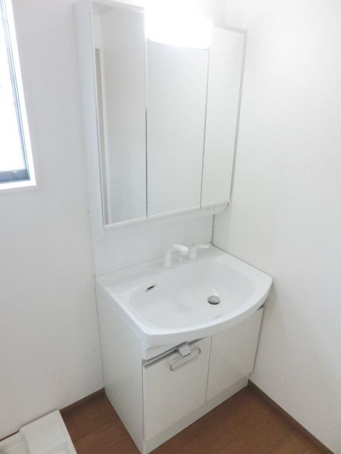 洗面設備　忙しい朝に活躍する独立洗面台です