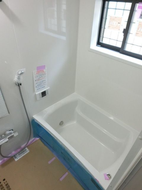 バス・シャワールーム　窓があり換気しやすいバスルームです