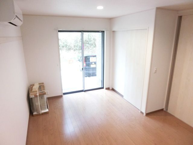 その他部屋・スペース　大きな窓があり明るいお部屋です