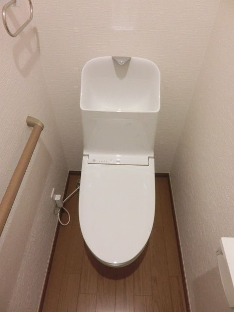 トイレ　温水洗浄便座付きトイレです