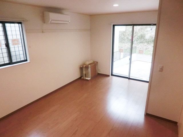 居室・リビング　エアコン付きのお部屋です