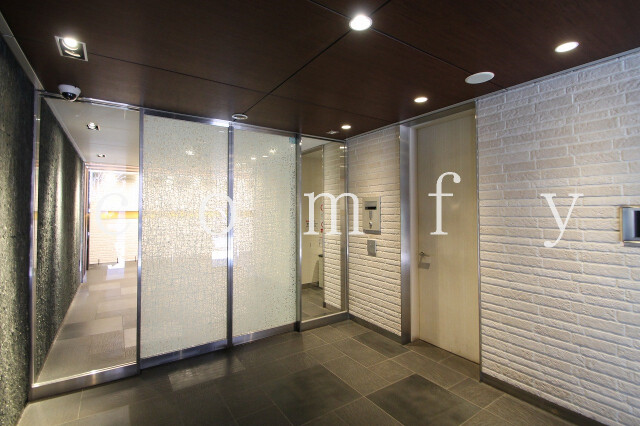 エントランス　オートロック付きエントランス