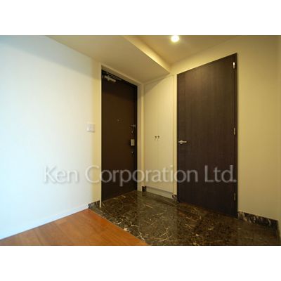 玄関　同タイプ24階のお部屋を撮影。仕様が異なることがあります。