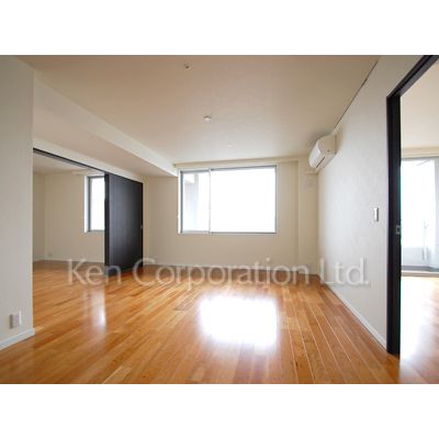 居室・リビング　同タイプ24階のお部屋を撮影。仕様が異なることがあります。