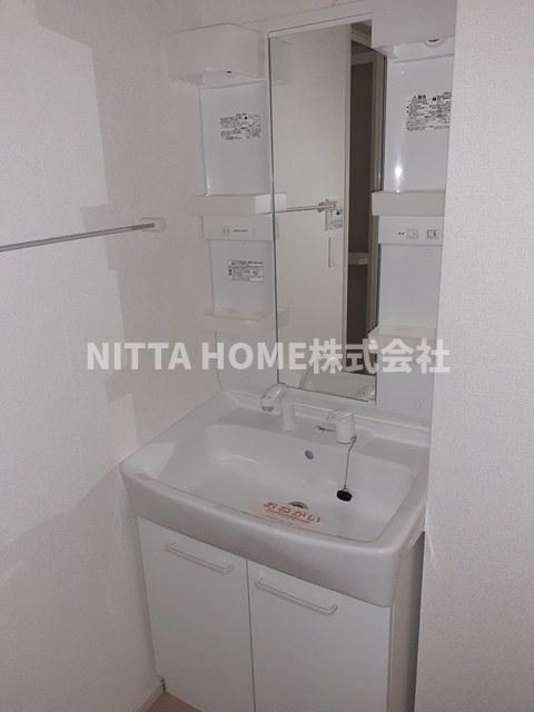 洗面設備　シャワー付きの洗面化粧台もありますよ♪