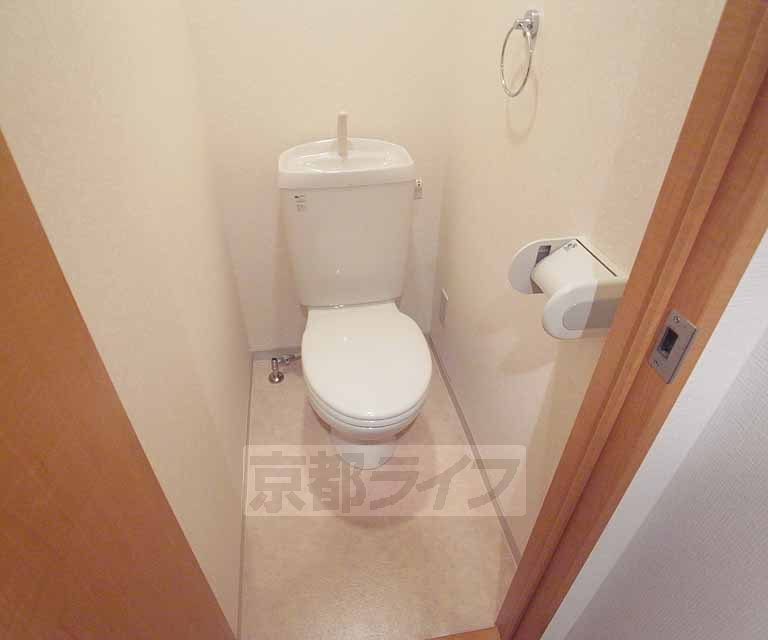 トイレ　タオル掛けも付いています