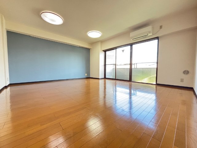 居室・リビング　こちらのリビングで趣味の時間をお楽しみください