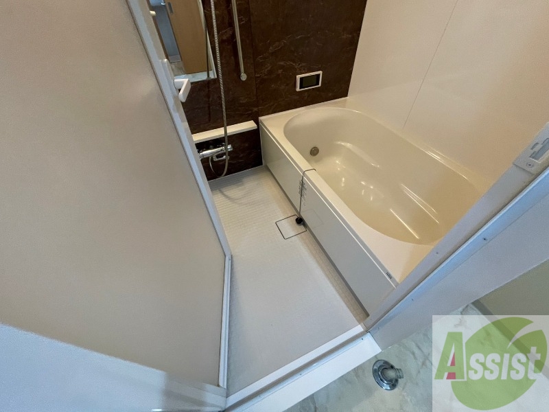 バス・シャワールーム　広々したお風呂で快適にくつろげそうです。