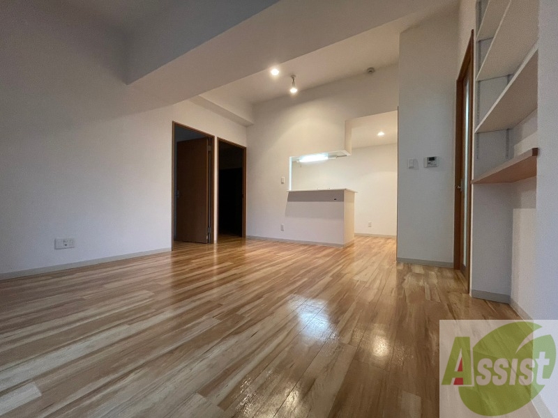 居室・リビング　日当たりが良くて心地よく過ごせそうなお部屋です。