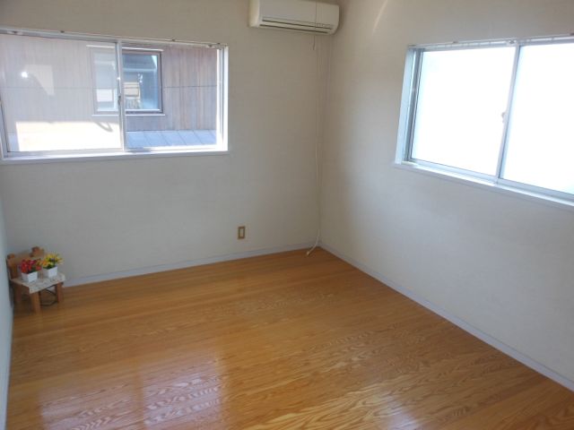 居室・リビング　２面採光であかるい洋室♪