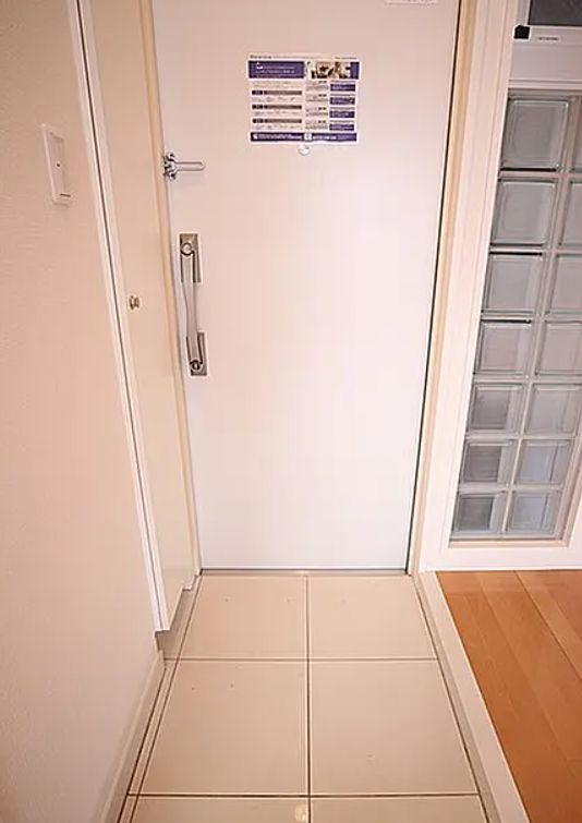 玄関　弊社は全物件仲介手数料半月分★