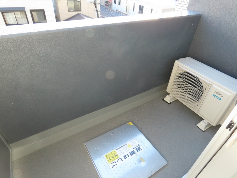 バルコニー　暖かな日差しのふりそそぐバルコニー