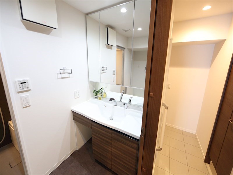 洗面設備　脱衣所　独立洗面台（シャンプードレッサー付）収納スペース有