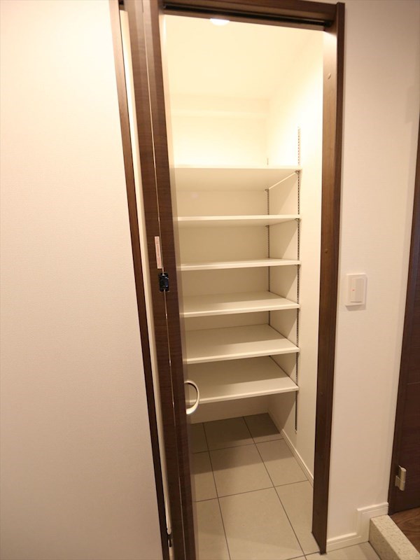 玄関　玄関　シューズボックス付（収納充実してます）