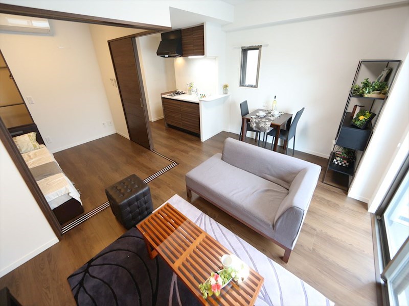 居室・リビング　ＬＤＫ14.2帖　洋室4.7帖　つなげても仕切っても使えます