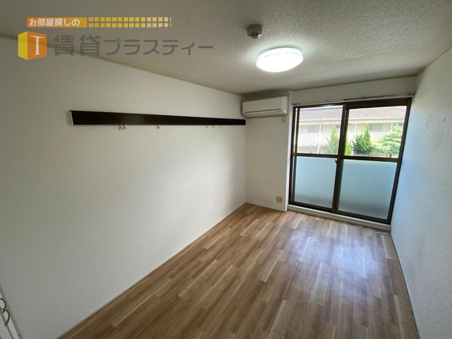 居室・リビング　一人なら十分な広さの洋室です