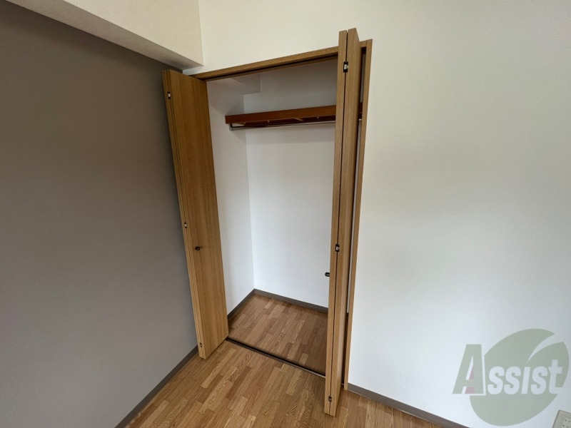 収納　こちらの収納にはハンガーをかけて服もしまえますね。