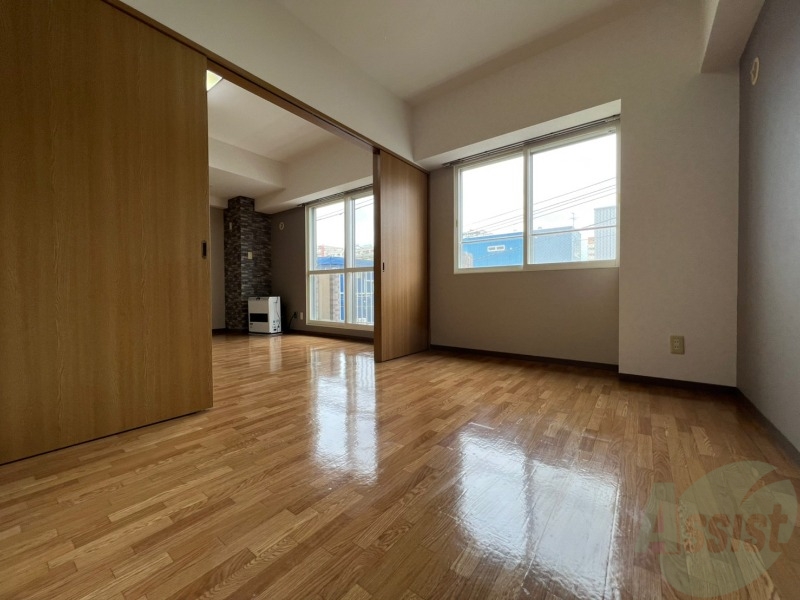 その他部屋・スペース　寝室はこちらです。光が差し込む、温かみのあるお部屋です。