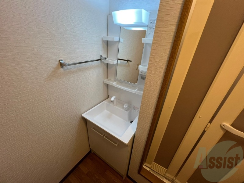 洗面設備　お風呂です。少し狭いですがシャワーするには十分ですね。