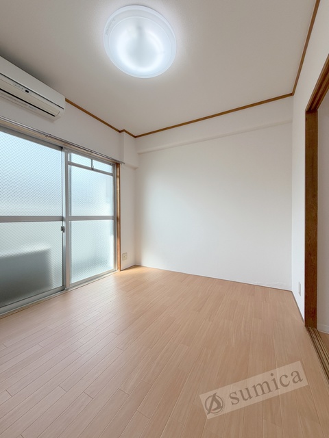 その他部屋・スペース　内装は落ち着いています。おおきな窓で明るさを演出。