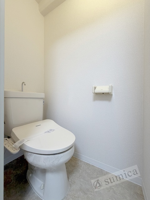 トイレ　人気アイテムの温水洗浄便座。清潔感のあるトイレです。