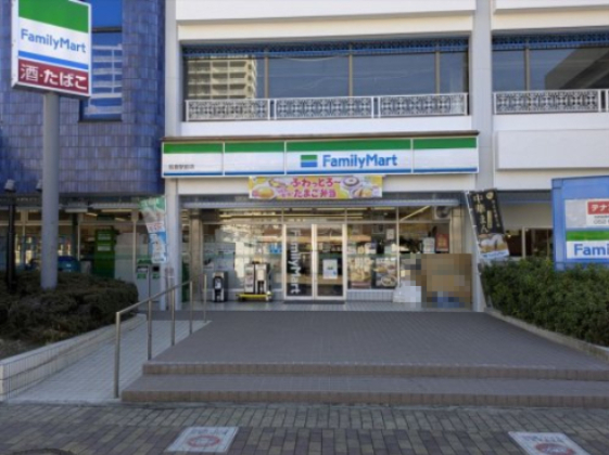 コンビニ　ファミリーマート 岩倉駅前店（コンビニ）まで308m