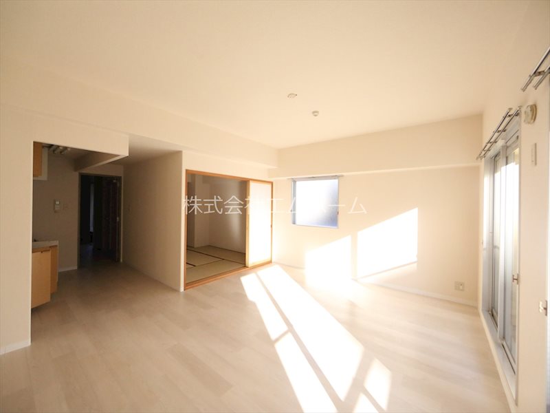 居室・リビング　ＬＤＫ18帖　和室6帖とつなげても仕切っても使えます