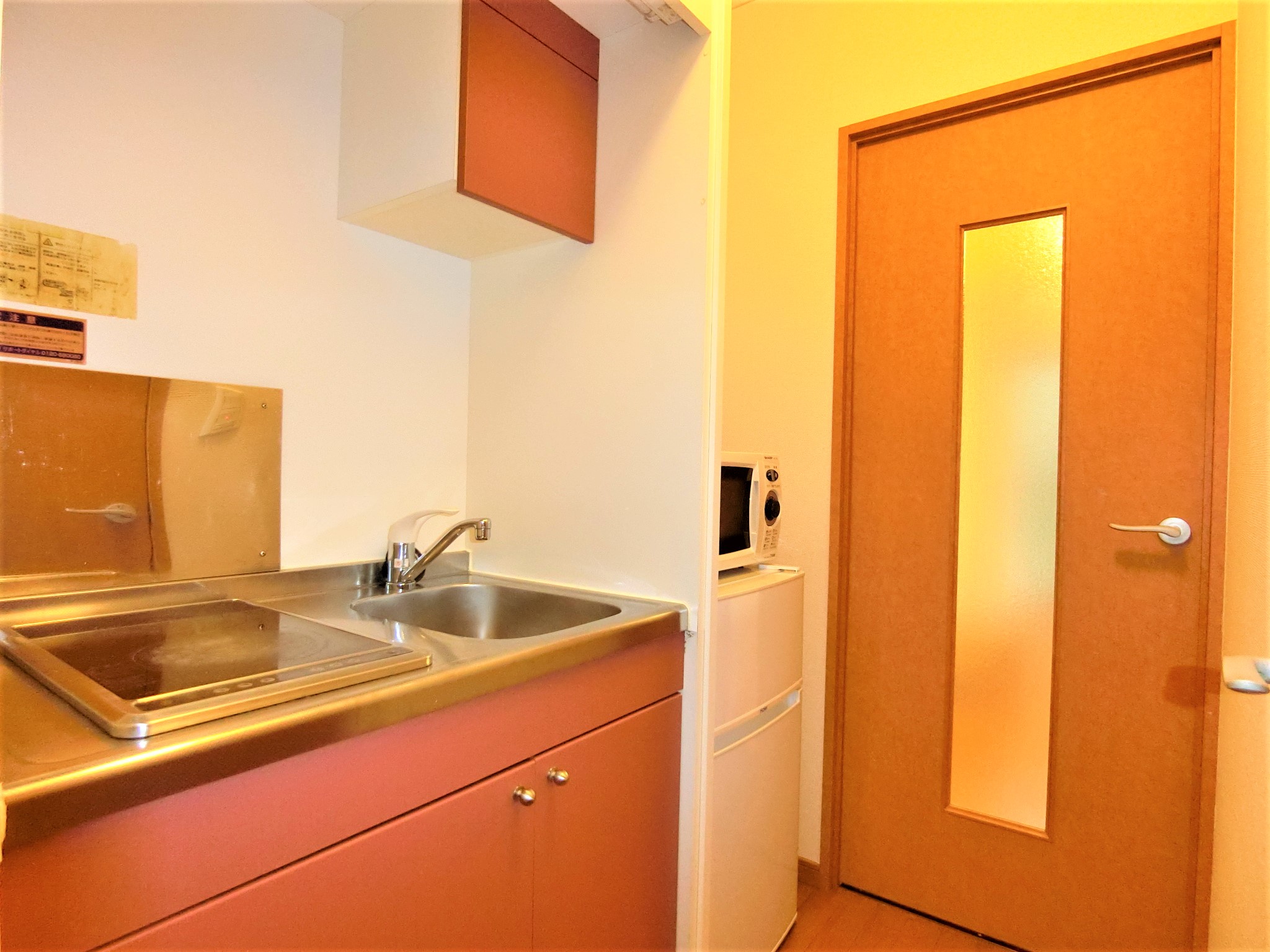 キッチン　キッチンに２口コンロと２ドア冷蔵庫・電子レンジを完備です☆