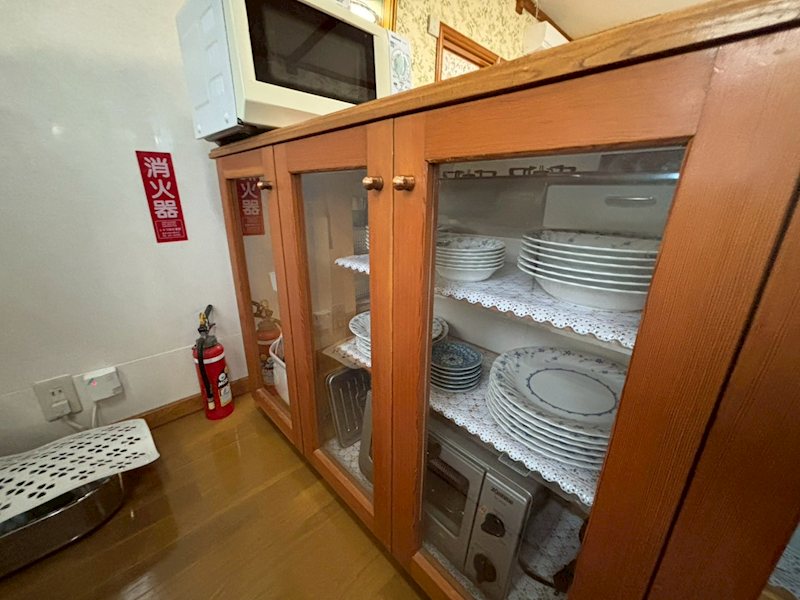 収納　食器類の他　調理器具も完備