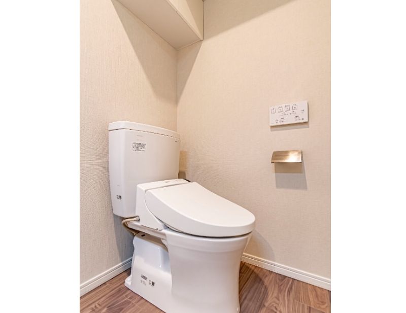 トイレ　落ち着いた色調のトイレです