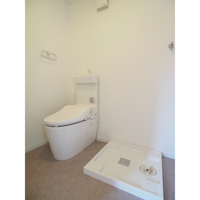 トイレ　脱衣所兼トイレ洗濯機置場