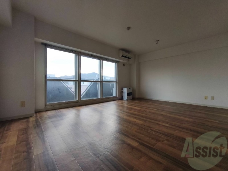 居室・リビング　リビングです。木目のフローリングが落ち着きますね。