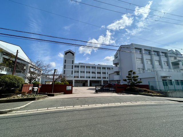 中学校　高槻市立阿武山中学校（中学校）まで834m
