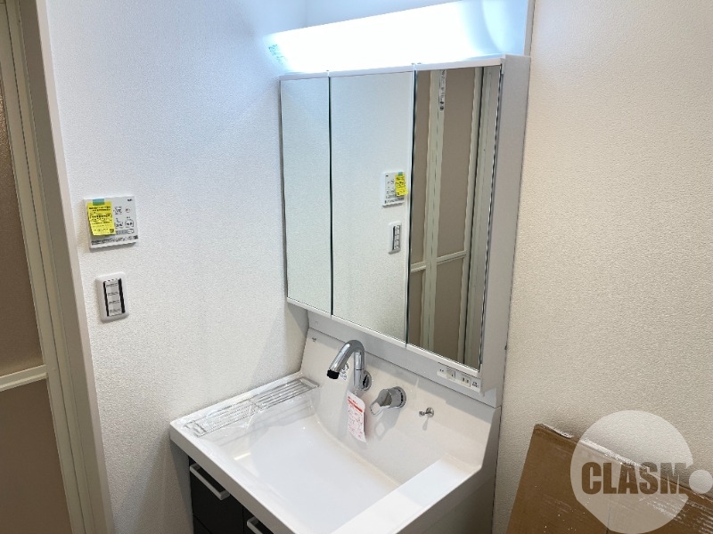 洗面設備　鏡を開くと収納があります♪