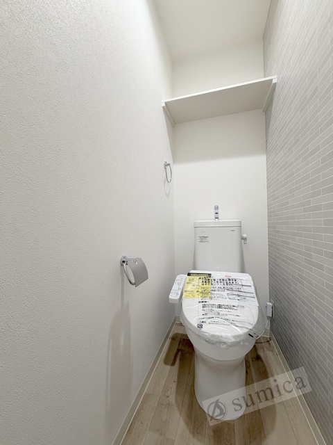 トイレ　人気アイテムの温水洗浄便座。清潔感のあるトイレです。