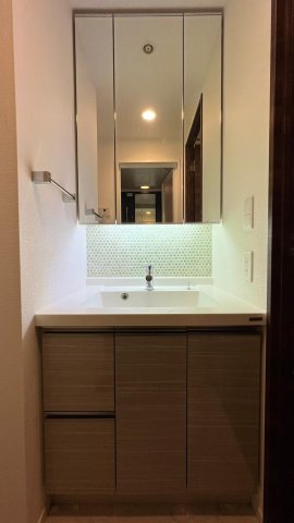 洗面設備　明るい洗面所です