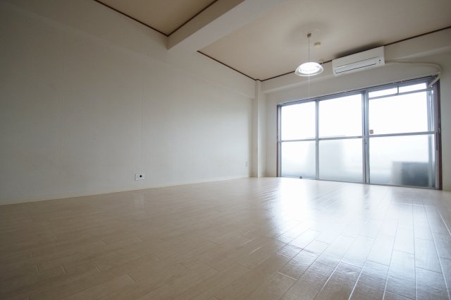 居室・リビング　「清潔感のある、明るい色の床材を使用したお部屋です」