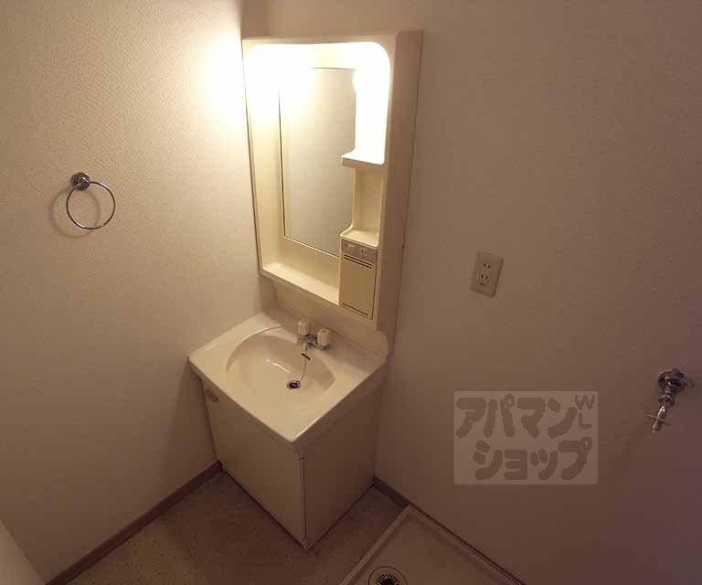 洗面設備　洗髪も楽々のシャワードレッサが付いてます！