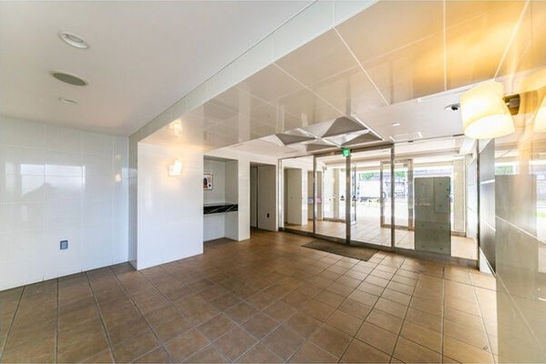 建物外観　清潔なエントランス