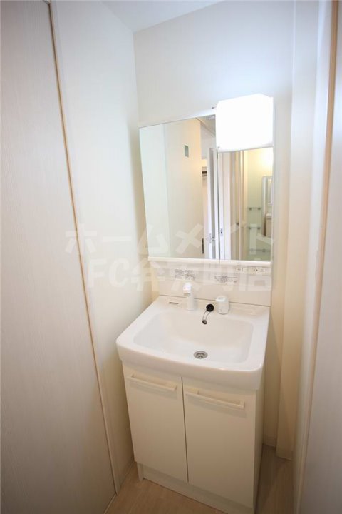 洗面設備　明るい洗面所です