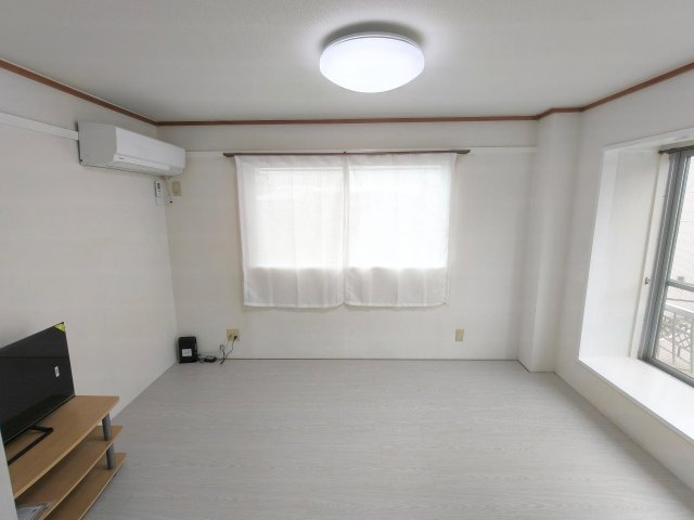 居室・リビング　エアコン新品付き、テレビ新品付き、テレビ台付き