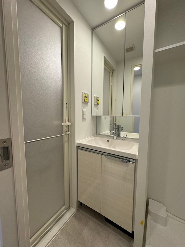 洗面設備　ゆったりとスペースのある洗面所