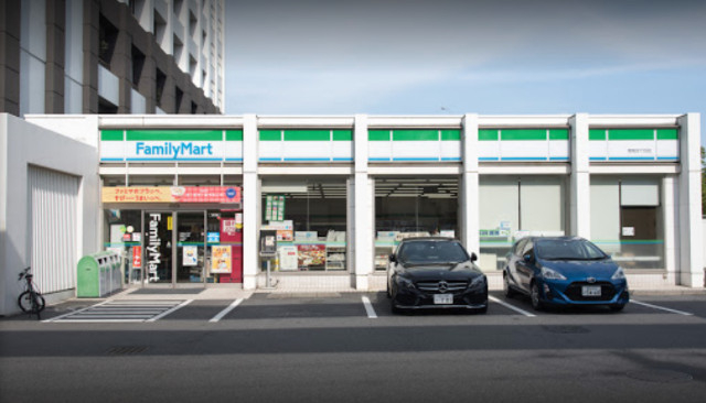 コンビニ　ファミリーマート港南四丁目店（コンビニ）まで664m