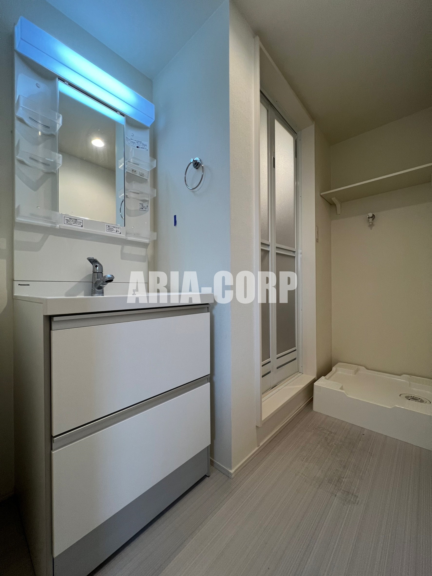 洗面設備　ゆとりある脱衣所スペース！シャワードレッサー独立洗面台です！