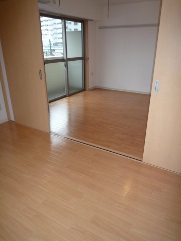 居室・リビング　落ち着いた色合いの床材を使用した居住空間です。