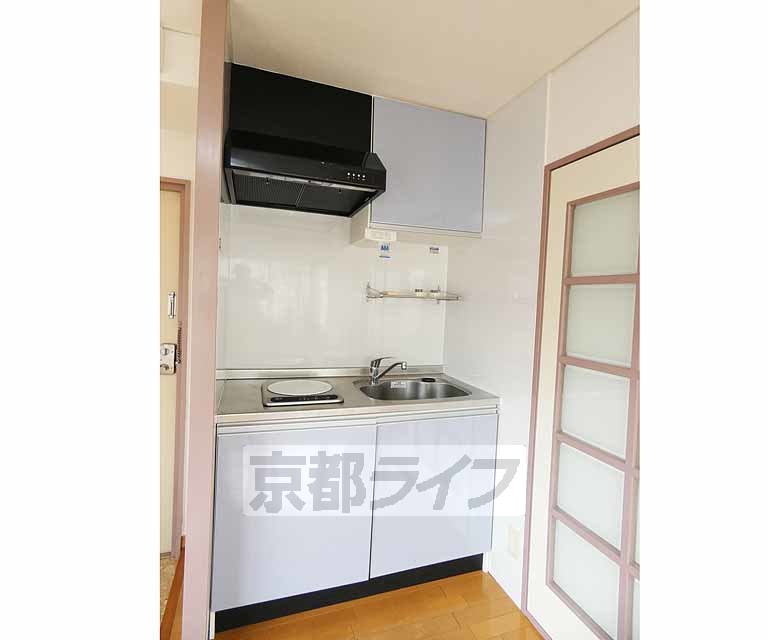 キッチン　電化コンロ付きのキッチン