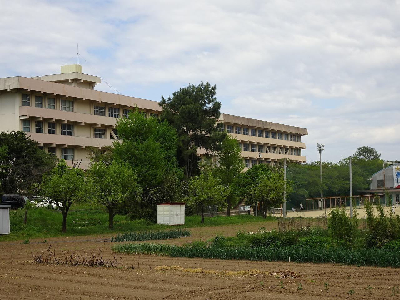 中学校　新居浜市立中萩中学校（中学校）まで700m